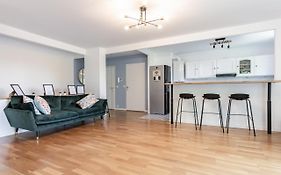 Design 3 bedrooms appartment, near Champs Elysees